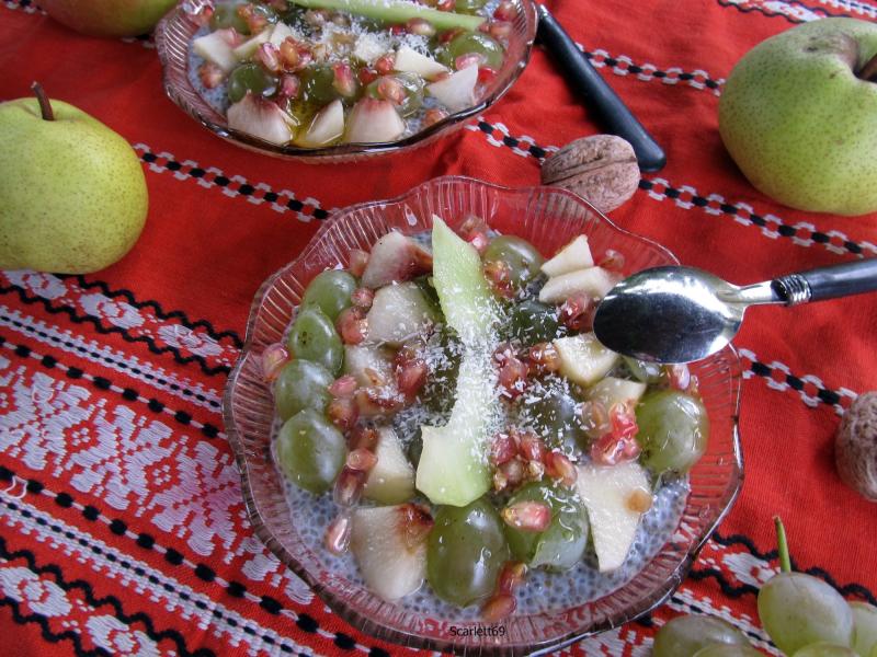 Gyümölcssaláta, chia puding ágyon